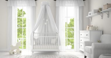 décorer le lit de bébé avec un ciel de lit