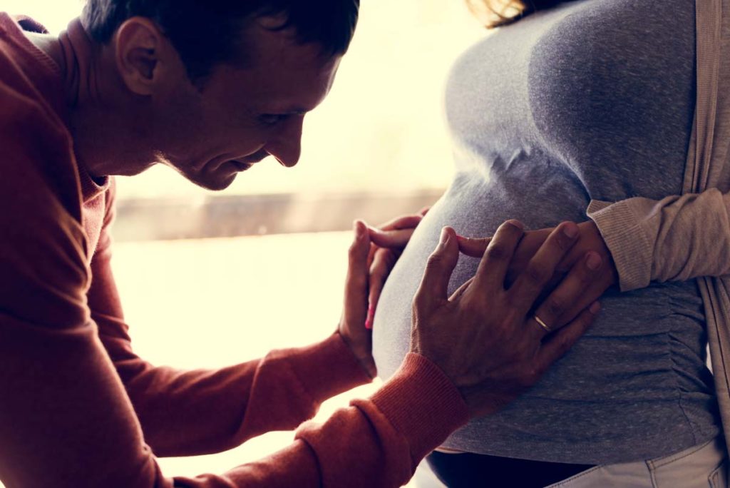 papa parle avec son bébé in utero