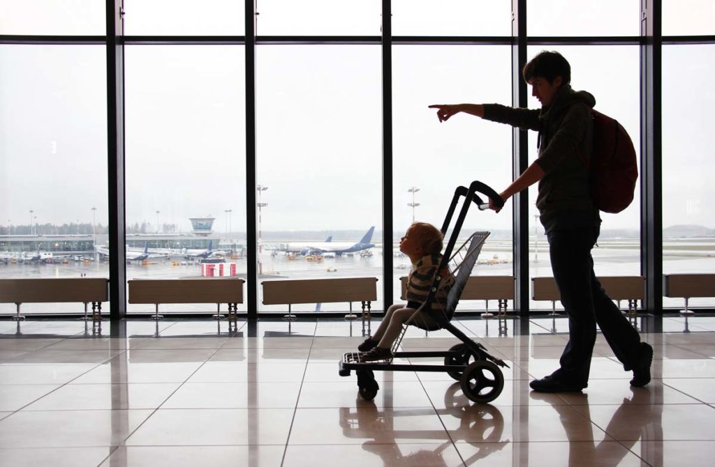 une poussette pour l'aéroport avec bébé