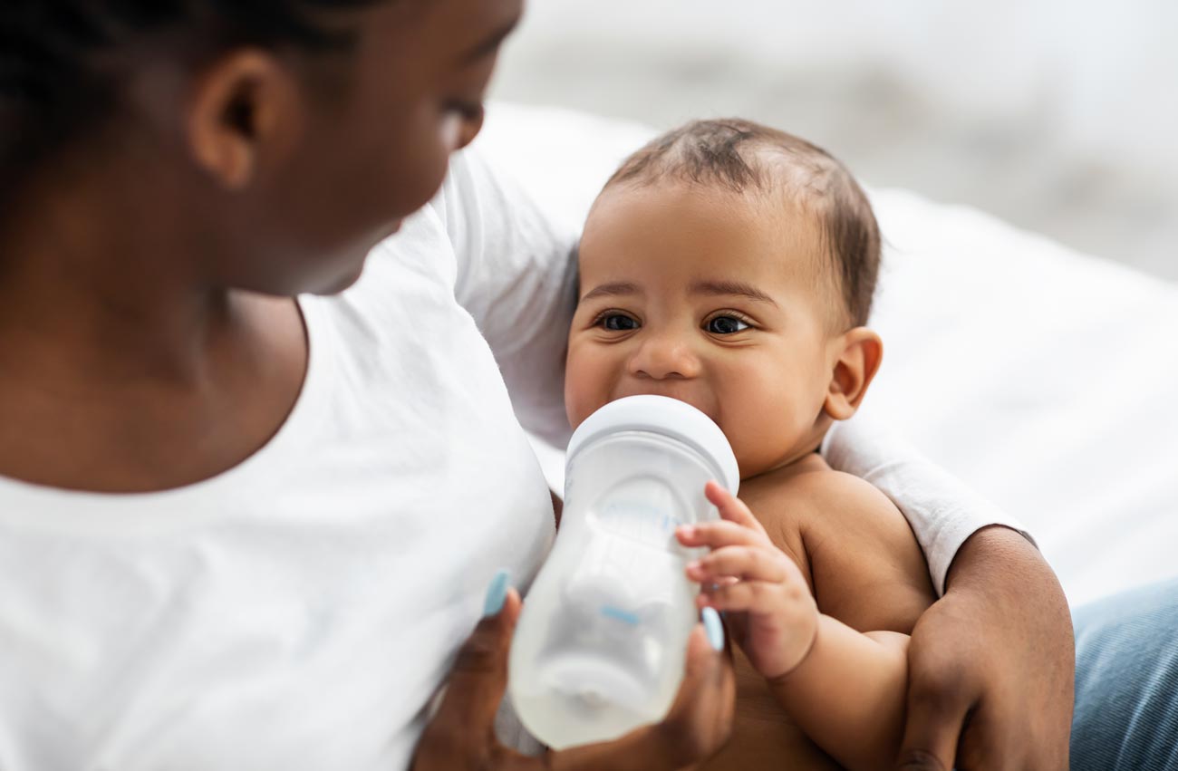 donner le biberon à bébé