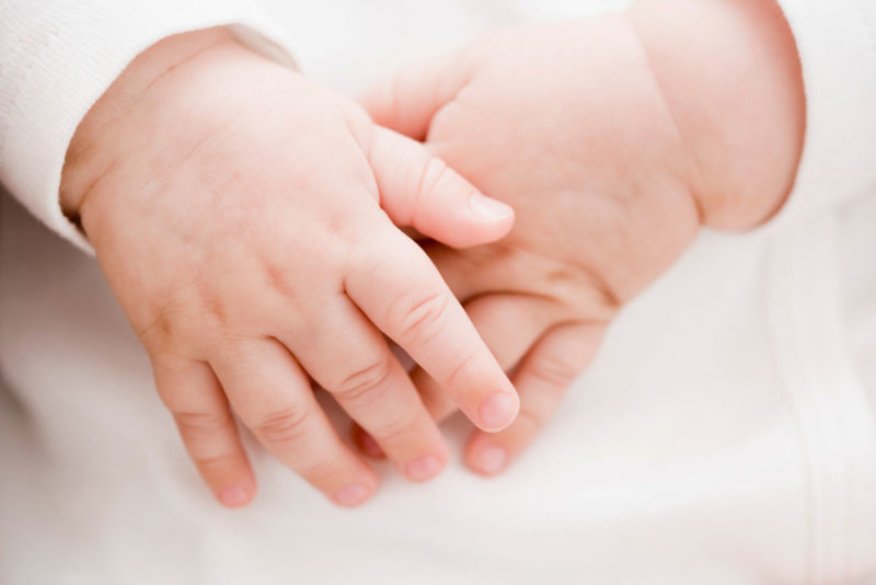Bébé à les mains froides voici comment bien réagir et l