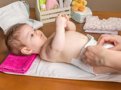 changer bébé lorsque la couche déborde