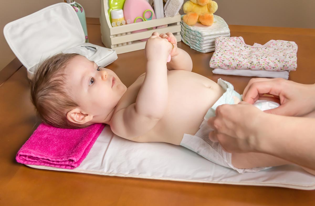 changer bébé lorsque la couche déborde