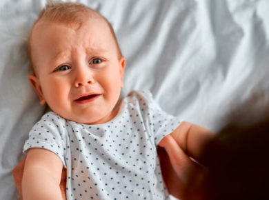 bébé qui vomit : que faire pour l'aider ?