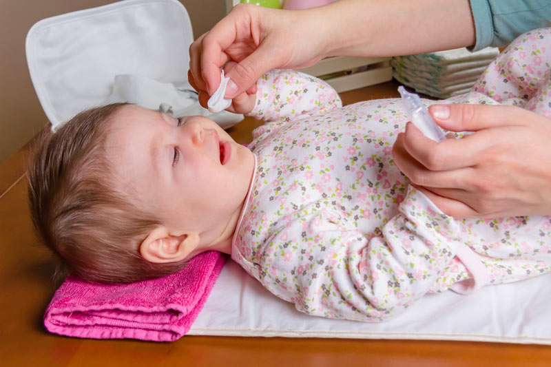 les étapes pour bien nettoyer les yeux de bébé