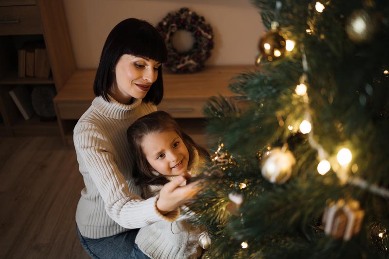 comment décorer le sapin de Noël en famille ?