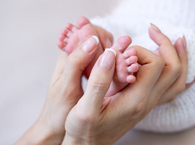 Le massage des pieds de bébé