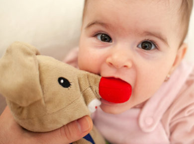 Comment choisir la peluche parfaite pour votre bébé ?