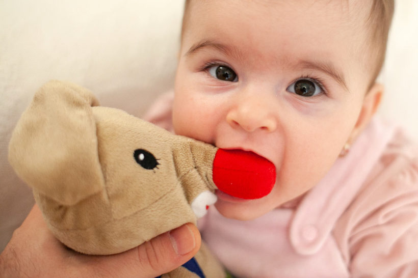 Comment choisir la peluche parfaite pour votre bébé ?