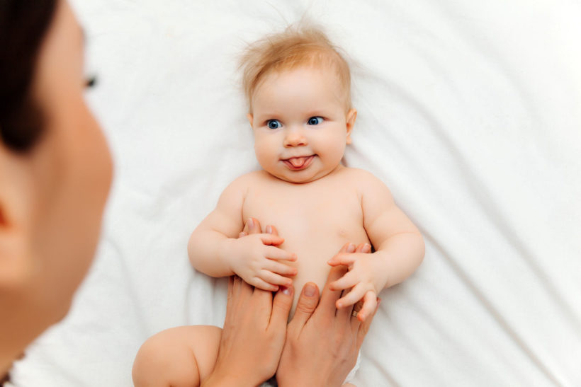 Massages pour votre bébé : une initiation à l'éveil sensoriel