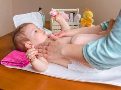 Comment soulager les problèmes digestifs de votre bébé grâce au massage