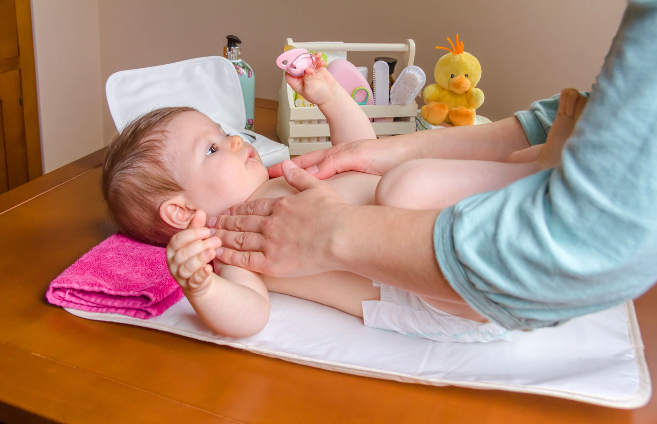 Comment soulager les problèmes digestifs de votre bébé grâce au massage