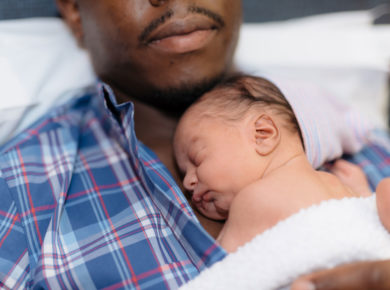 Pratique simple mais essentielle, le peau à peau renforce le lien parent-enfant