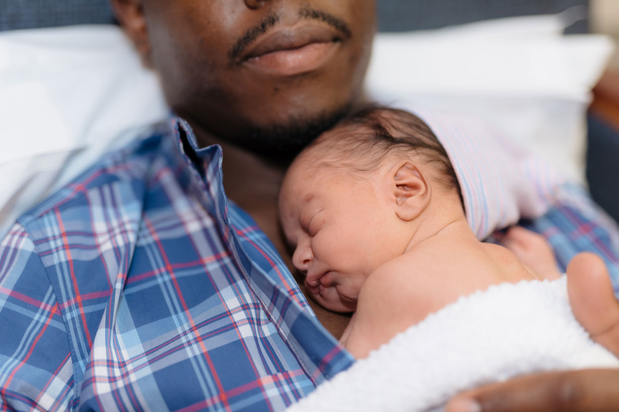 Pratique simple mais essentielle, le peau à peau renforce le lien parent-enfant