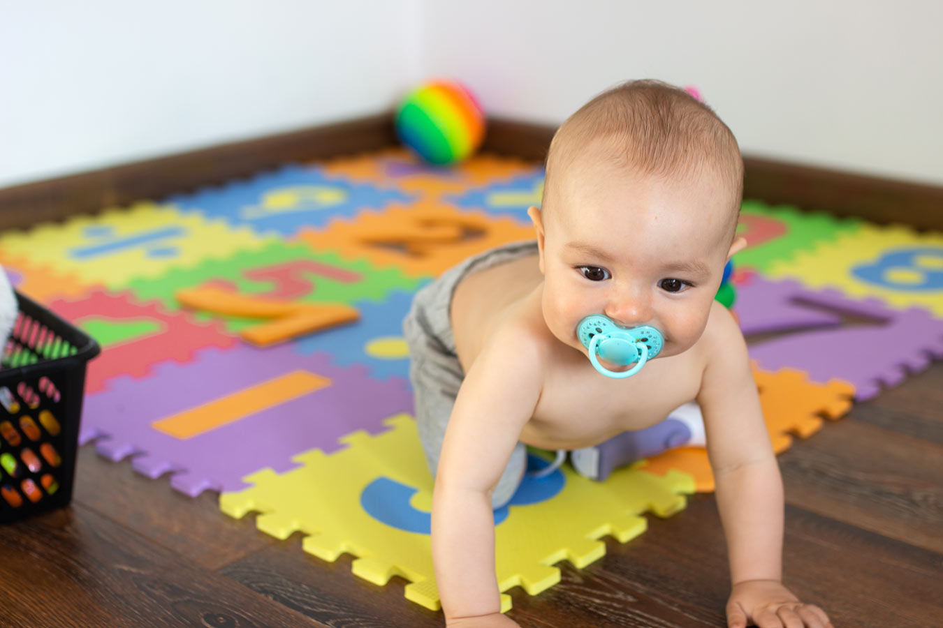 Tapis d'éveil sensoriel pour votre bébé : bien le choisir et l'utiliser