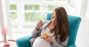 Manger du pâté pendant la grossesse : les risques et précautions à prendre