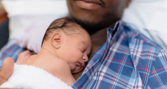 Laissez-vous emporter par le contact peau à peau : mes conseils pour les parents