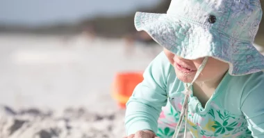Ne partez pas à la plage sans un poncho pour votre bébé : voici pourquoi