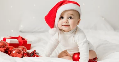 Fêter Noël avec un bébé d'1 An : les (bons) conseils pratiques pour une soirée réussie