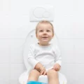 Pourquoi bébé veut jouer avec son caca