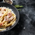 Pâtes Carbonara Express - la recette 5 min parfaite pour les jeunes mamans