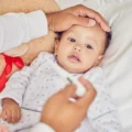 Les bonnes astuces pour aider bébé à dormir malgré un rhume