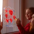 Les suncatchers dans la chambre de bébé : une touche magique et colorée pour stimuler l'éveil