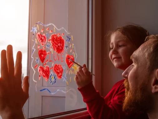 Les suncatchers dans la chambre de bébé : une touche magique et colorée pour stimuler l'éveil