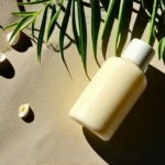 Ni crème solaire classique ni huile : ce produit naturel protège mieux votre peau et celle de bébé cet été