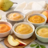 Votre bébé a 1 an et boude ses compotes ? Découvrez nos 5 recettes créatives et saines, sans sucre ajouté, pour réveiller ses papilles.