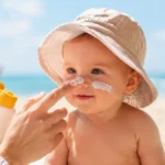Crème solaire pour bébé : les critères essentiels pour protéger une peau sensible