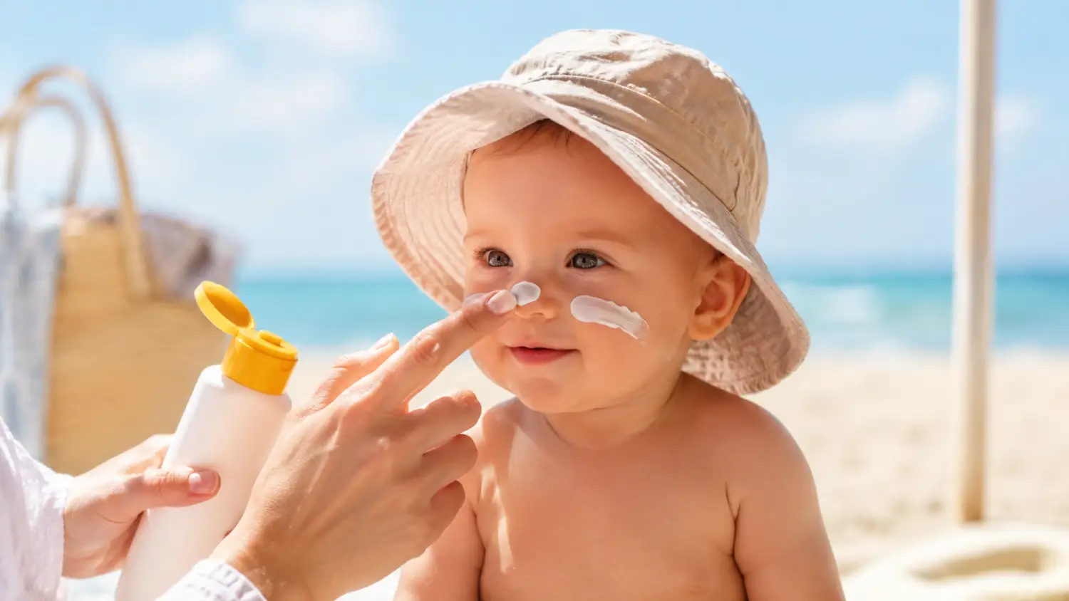 Crème solaire pour bébé : les critères essentiels pour protéger une peau sensible
